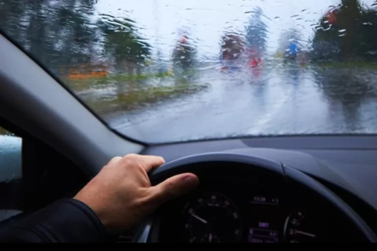 Tips mengemudi aman saat hujan
