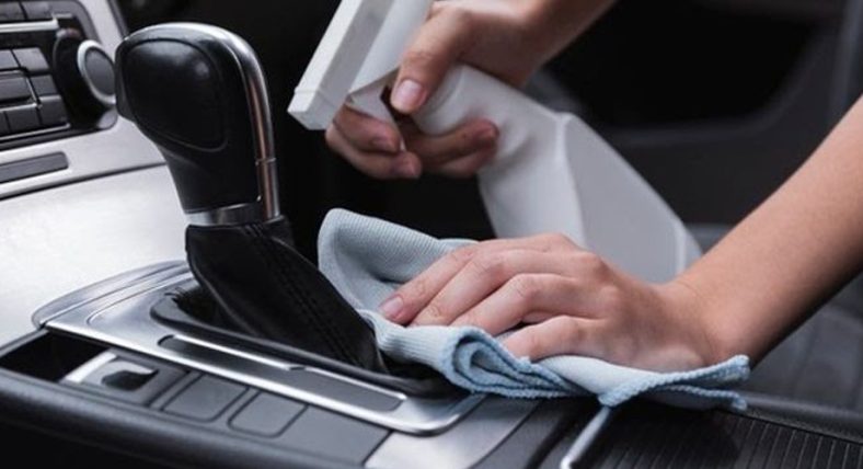 cara membersihkan interior mobil